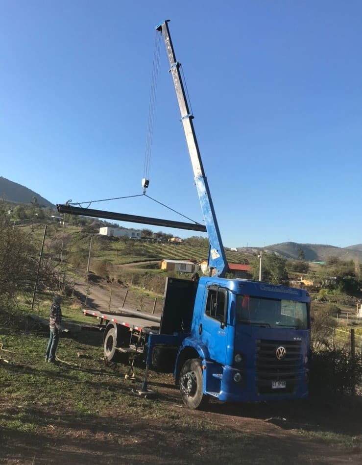 Camión con grúa pluma - Maquinaria para extracción de agua subterránea